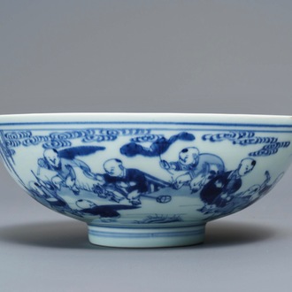 Een Chinese blauw-witte kom met spelende jongens, Yongzheng merk en periode